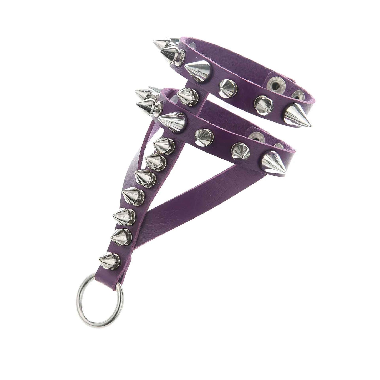 Bracelet violet à clous porté sur la main, avec son design en lanières ajustées autour du poignet.
