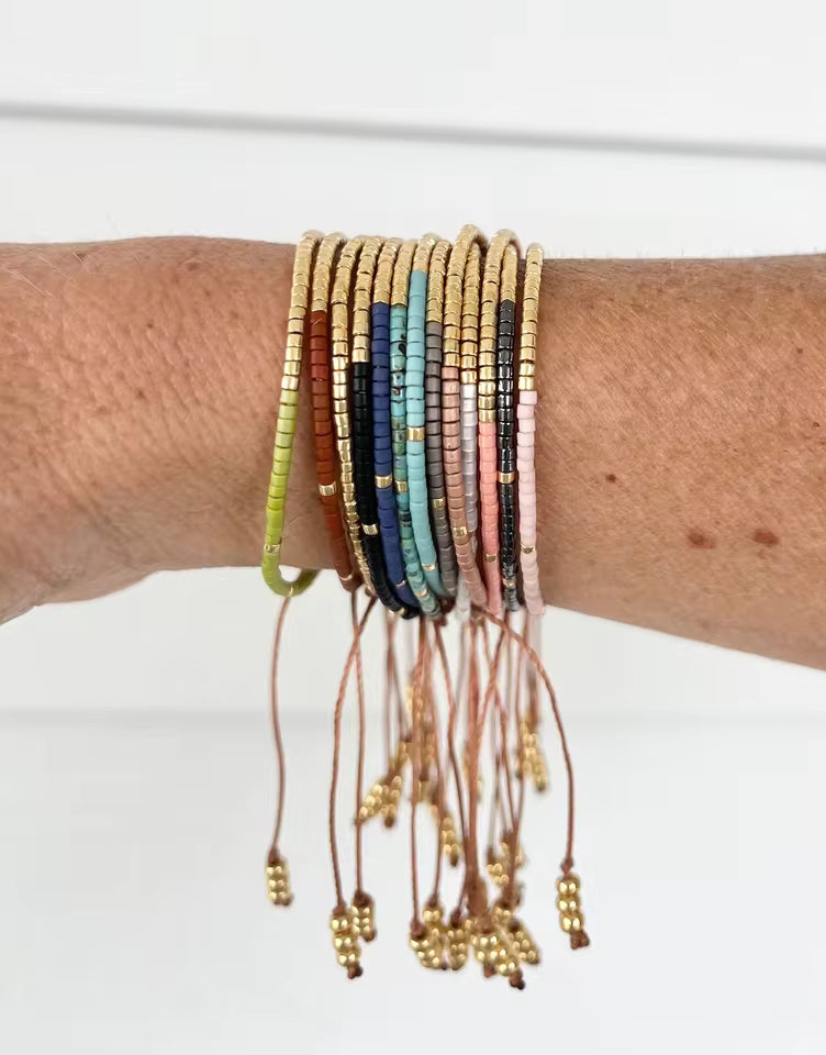 Bracelet en perles Miyuki bleu pastel avec coulisse ajustable.