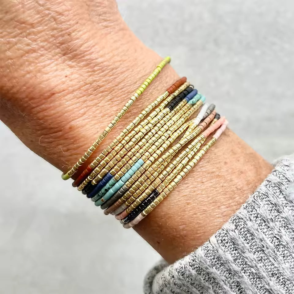 Bracelet artisanal en perles Miyuki multicolores aux nuances lumineuses.