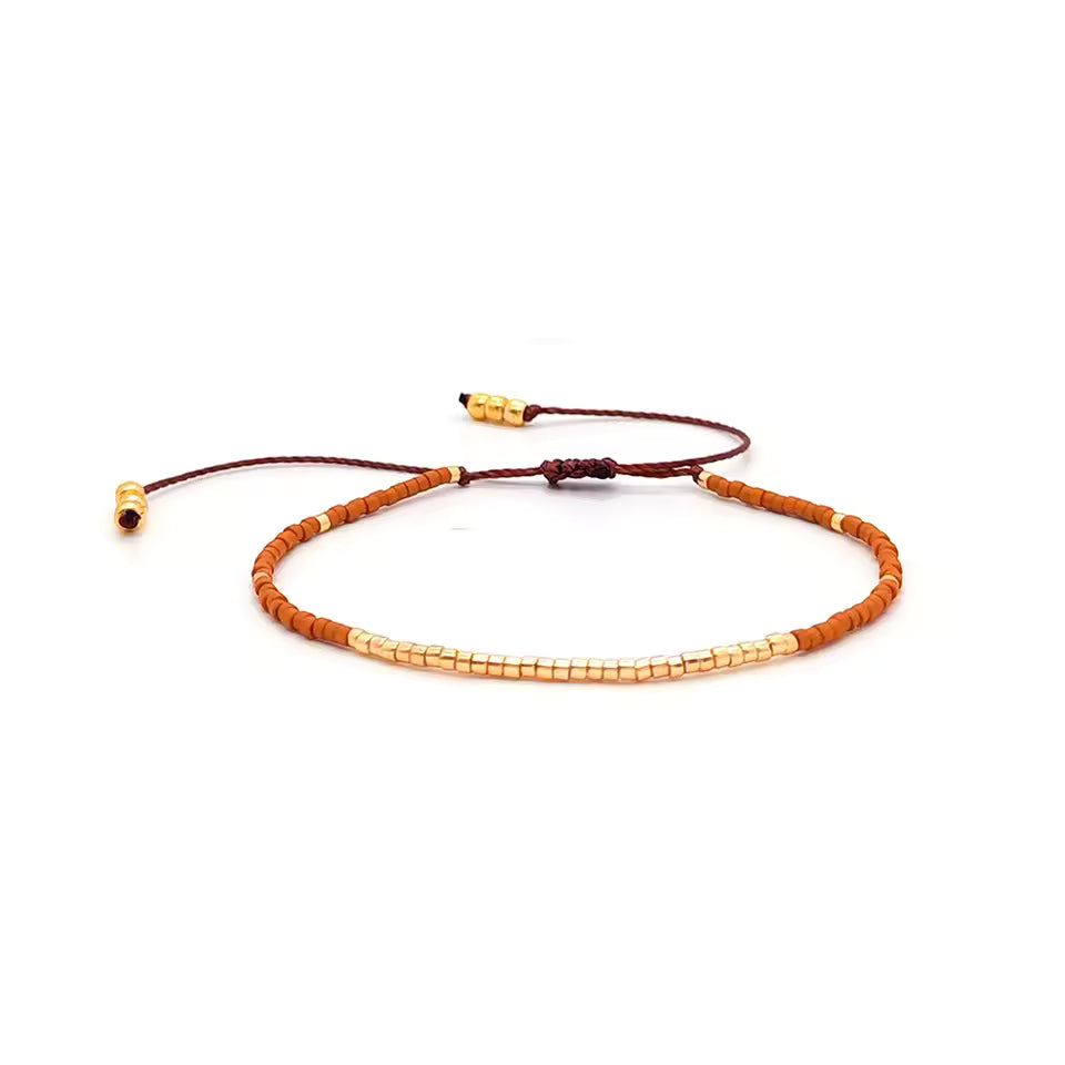 Bracelet noir et doré en perles Miyuki pour un style chic et moderne.