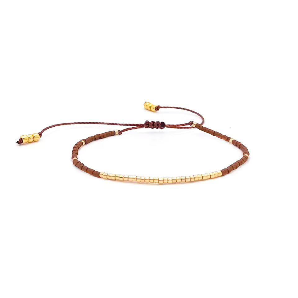 Bracelet en perles Miyuki blanches nacrées au fini soyeux.