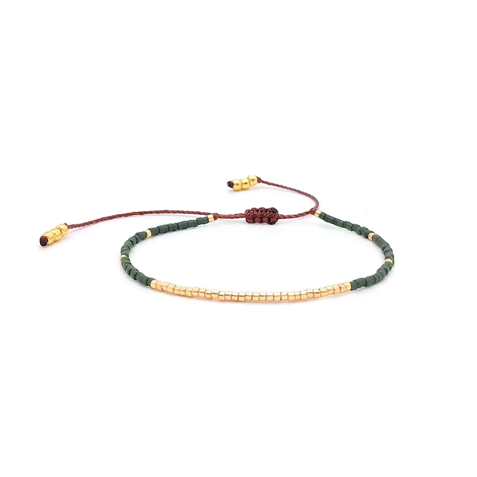 Bracelet bleu marine en perles Miyuki au contraste élégant.