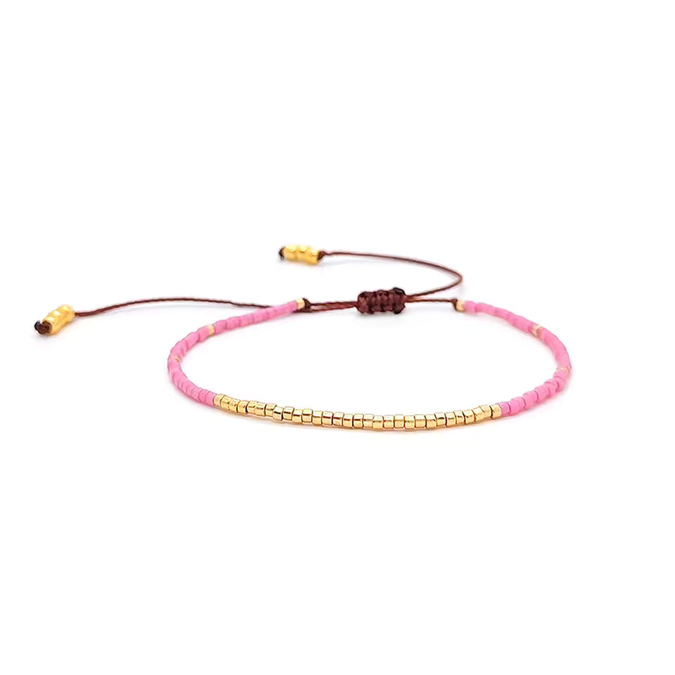 Bracelet rose pâle en perles Miyuki fines et lumineuses.