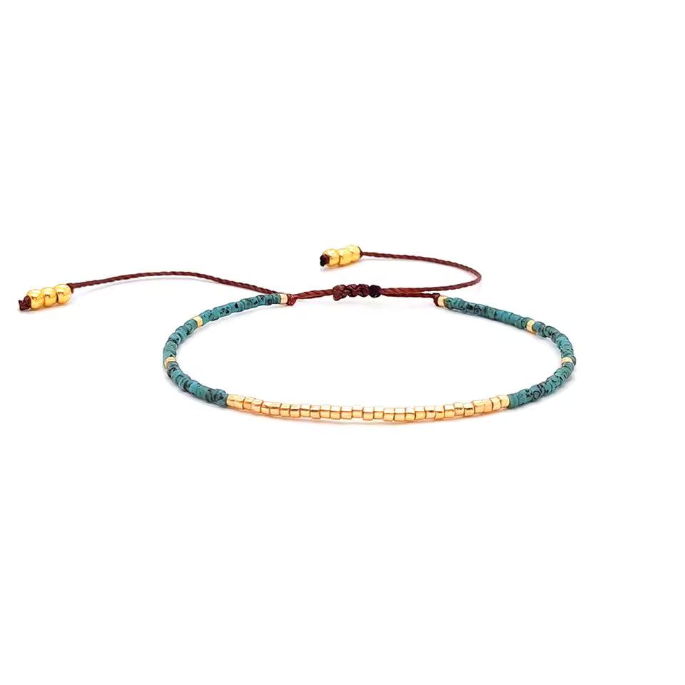 Bracelet gris et argent en perles Miyuki au design épuré.