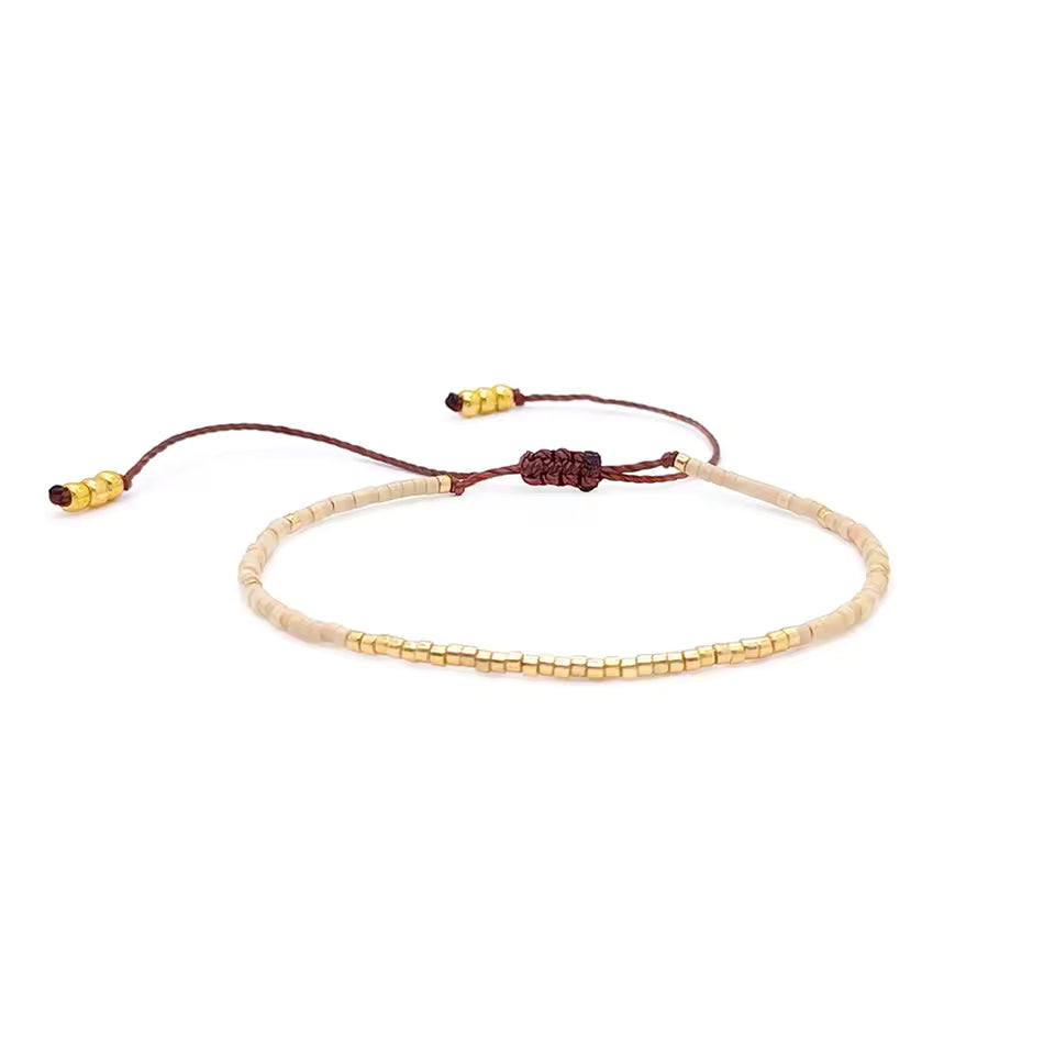 Bracelet argenté en perles Miyuki au style contemporain.