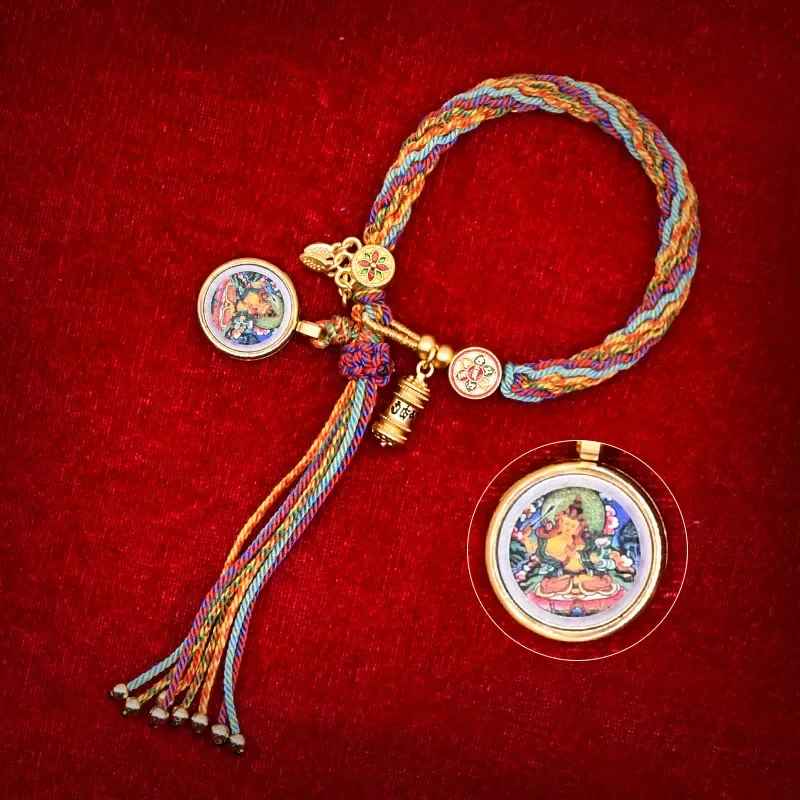 Cordon tibétain lumineux noué à la main avec un charme spirituel.