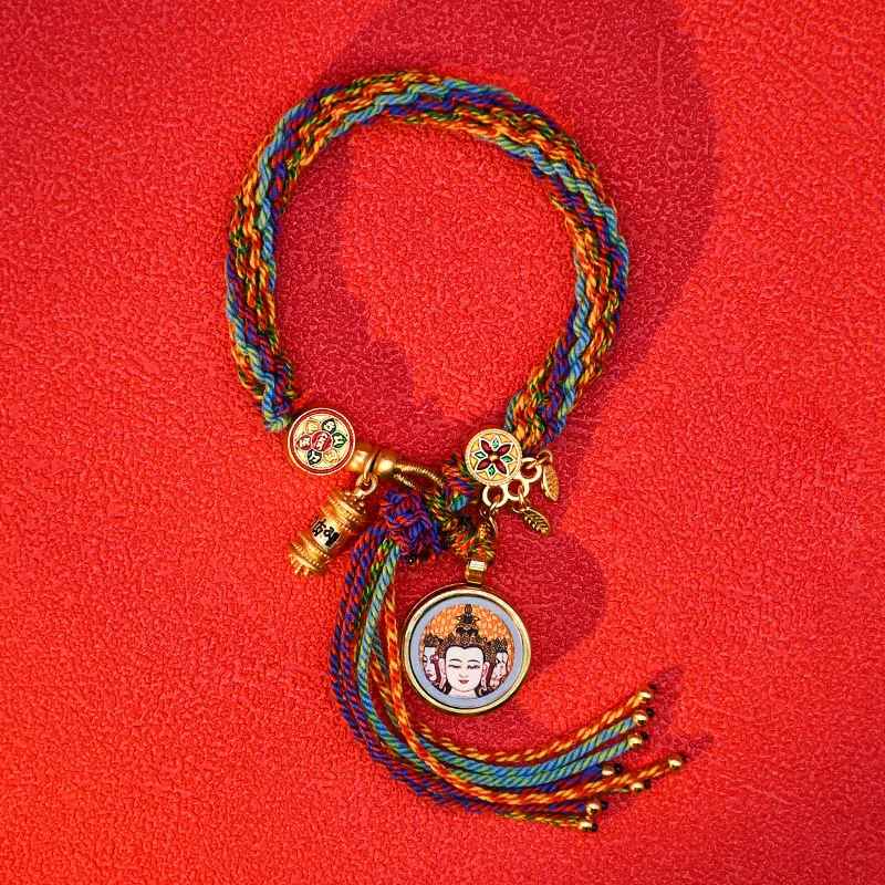 Gros plan sur les nuances du coton tressé du bracelet.