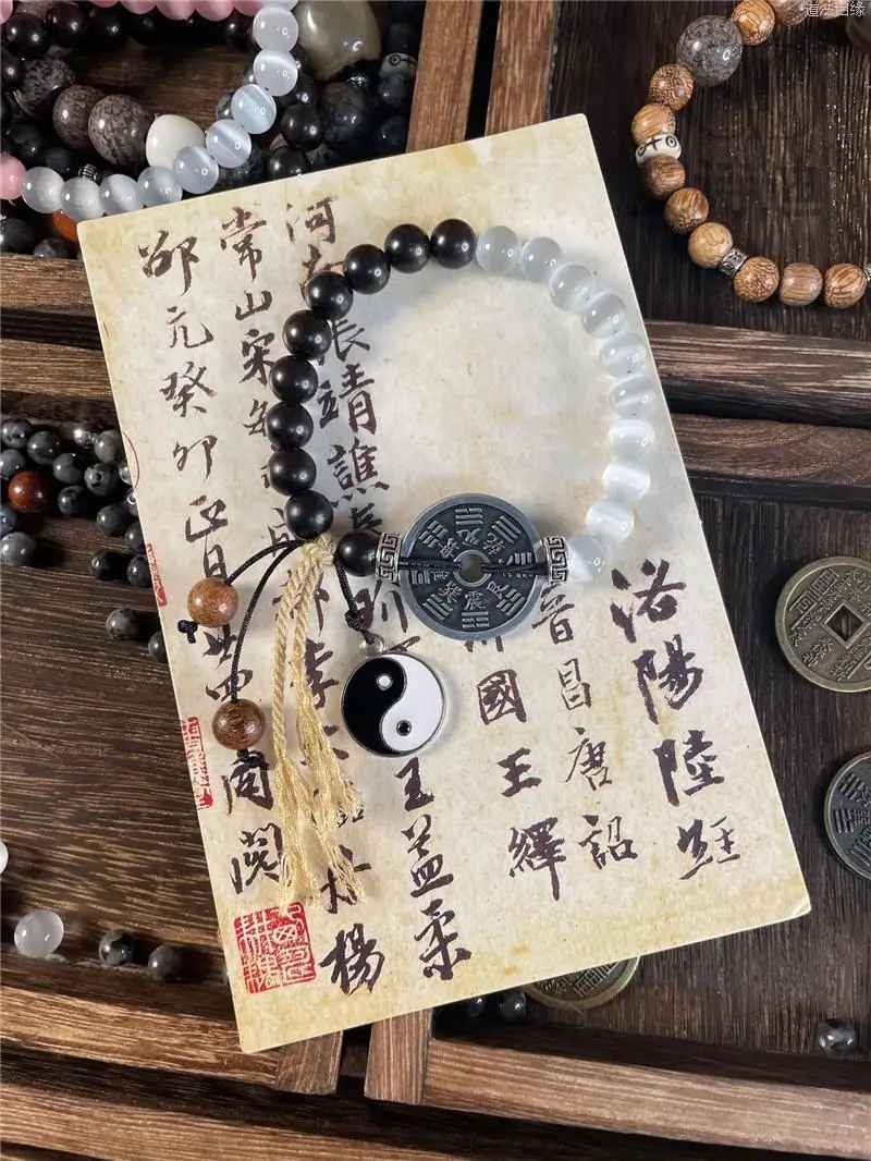 Perles noires brillantes et perles blanches translucides alternées par moitié pour un contraste Yin Yang.