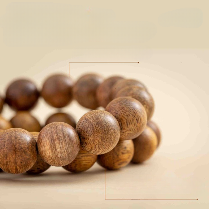 Ensemble de perles rondes en bois d’agar authentique, alignées de manière équilibrée.