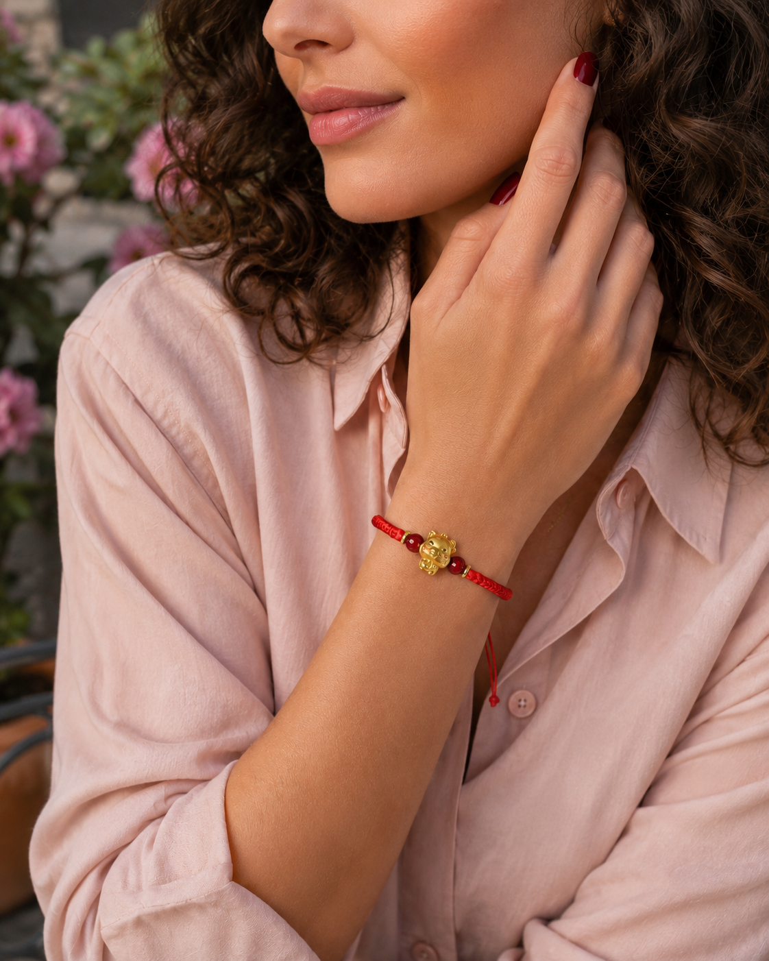 Bracelet porte-bonheur inspiré des douze animaux du zodiaque chinois. Le cordon ajustable apporte une tenue simple et pratique.