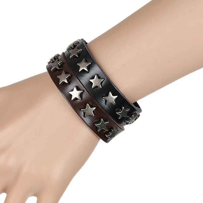 Fermoir à boutons-pression du bracelet punk ajustable en cuir noir.