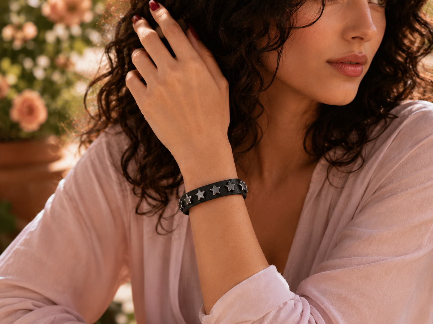 Bracelet punk orné d’étoiles argentées en relief sur une bande en cuir noir. Une pièce forte pour composer un look libre et anticonformiste.