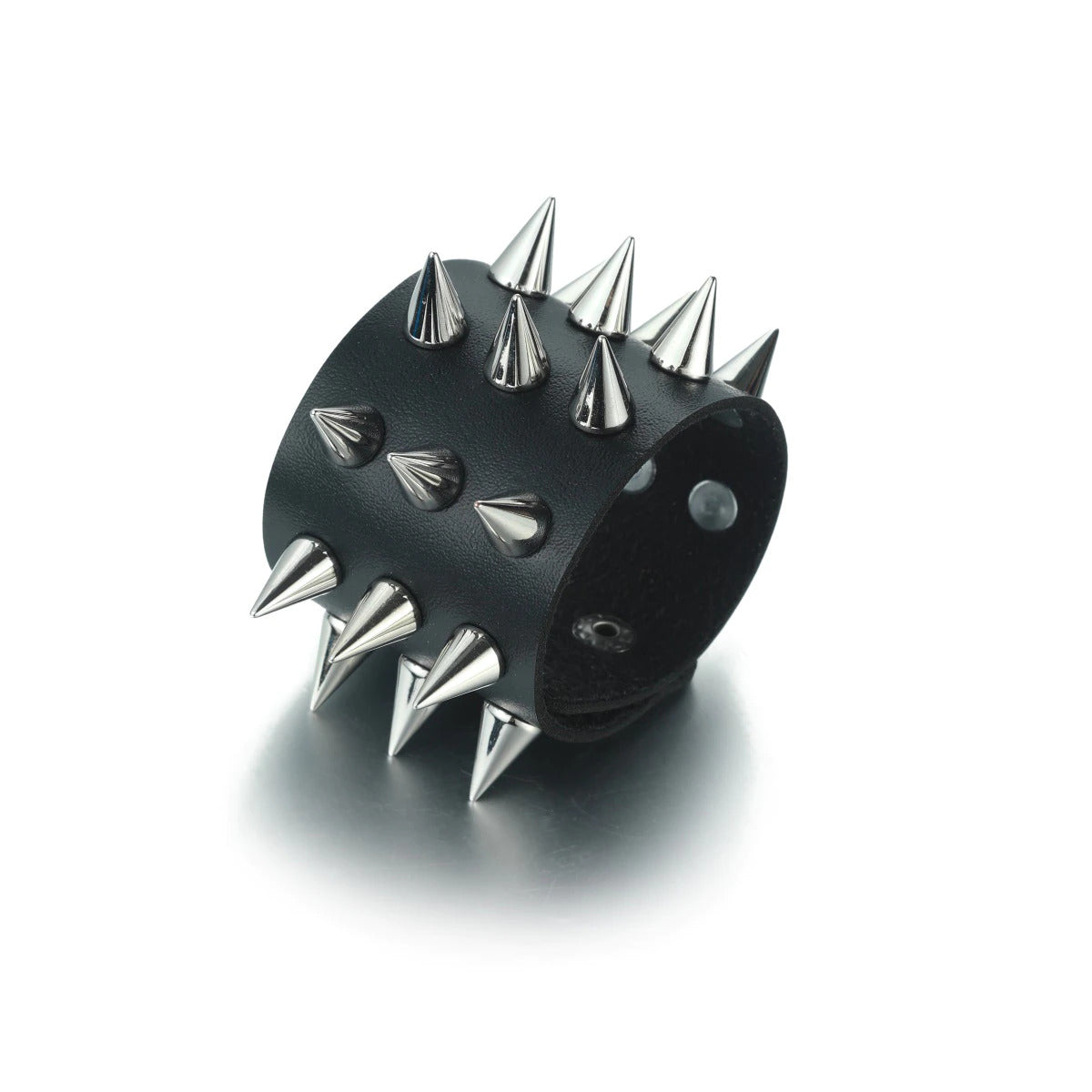 Accessoire punk en cuir décoré de clous métalliques pour un style rebelle.