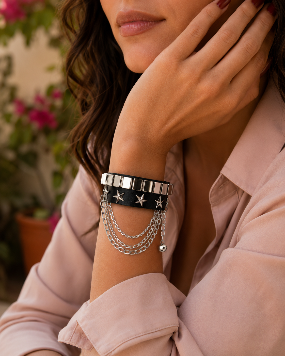 Bracelet punk en cuir avec détails métalliques inspirés des têtes de mort et des clous. Un accessoire affirmé pour une tenue gothique assumée.