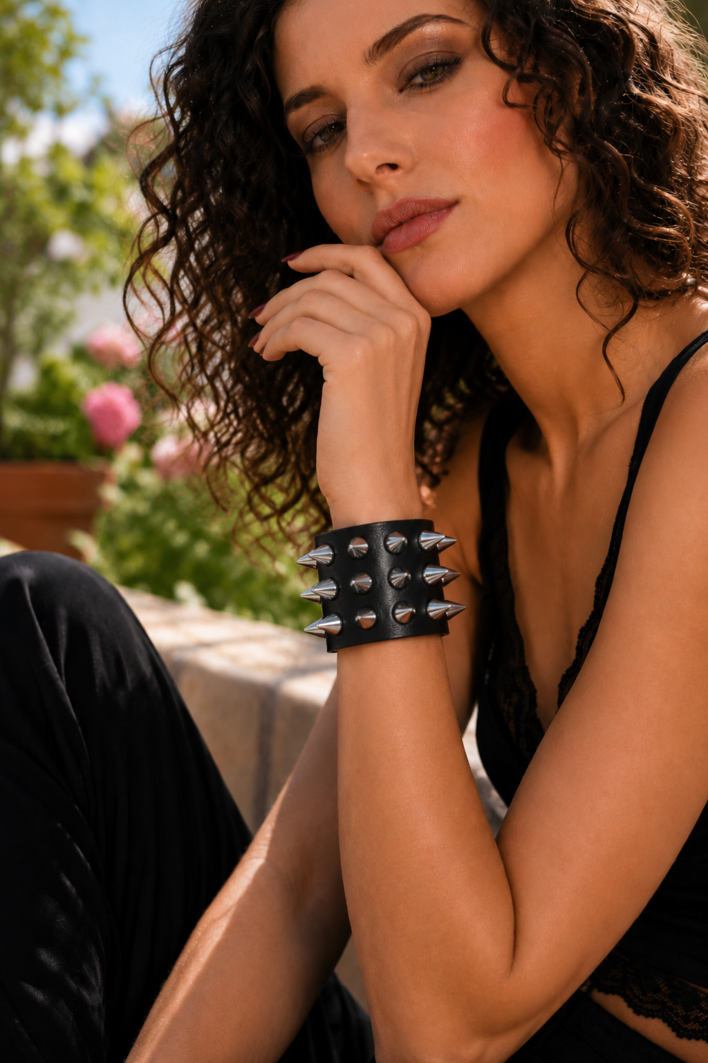Bracelet punk rock ajustable au poignet, conçu pour accompagner une tenue alternative, urbaine ou de concert. Sa fermeture à pression offre un confort facile à porter au quotidien.