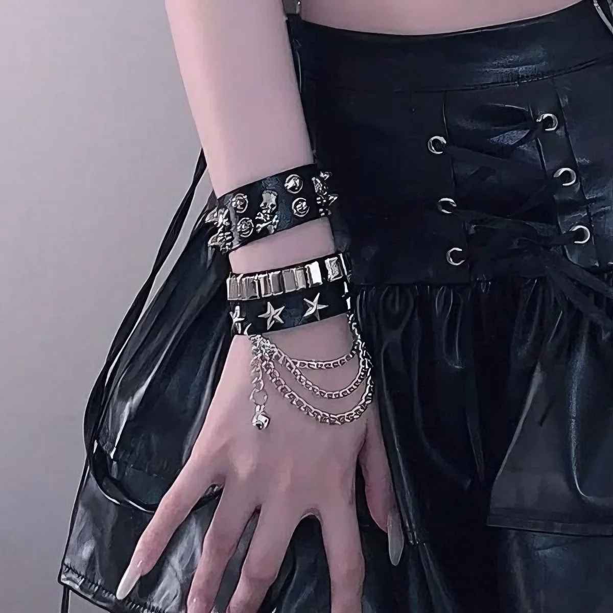 Bracelet punk en cuir noir avec têtes de mort et clous métalliques chromés.