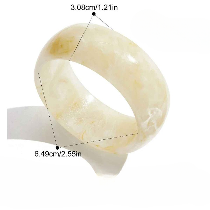 Bracelet en résine brun marbré avec forme géométrique carrée et texture élégante.