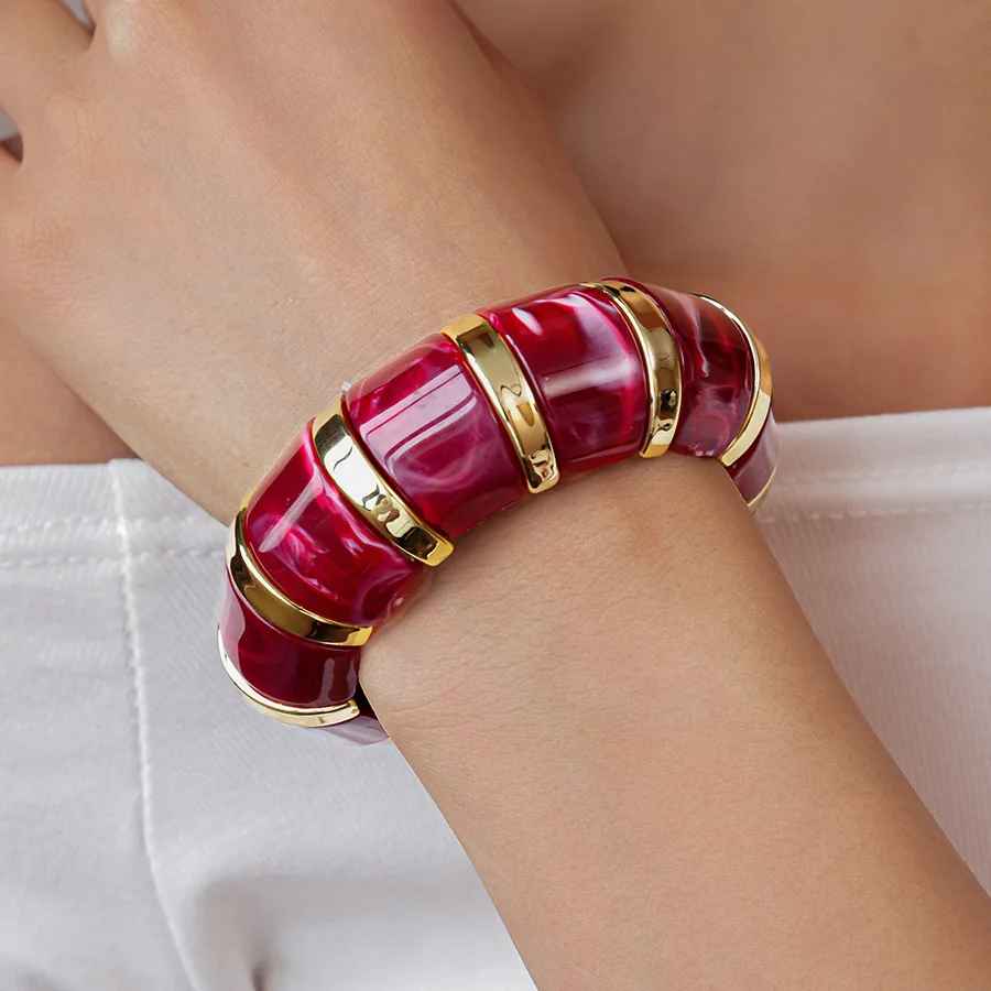 Bracelet marron en résine épaisse avec effet marbré naturel.