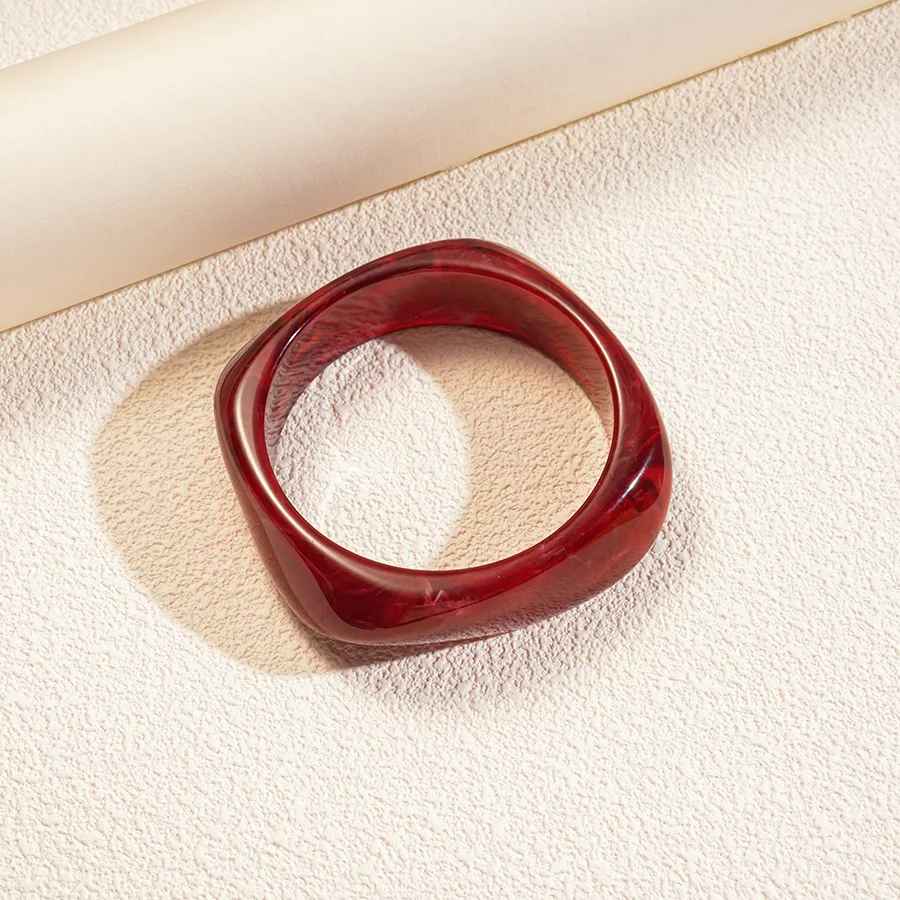 Bangle noir géométrique en résine solide et brillante.