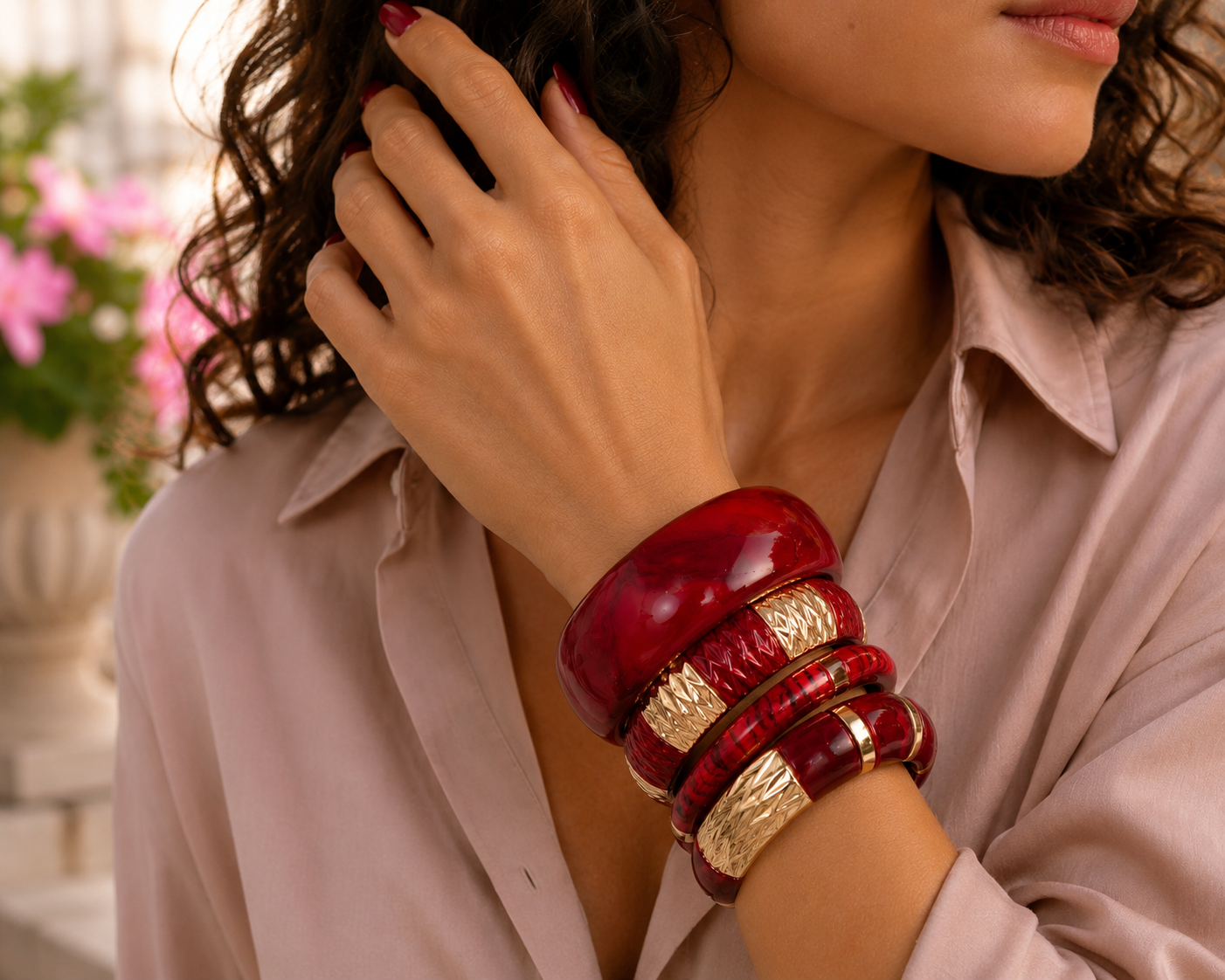 Bracelet en résine au design sculptural, pensé comme une pièce forte pour sublimer une tenue élégante. Son volume crée un effet bijou très expressif.