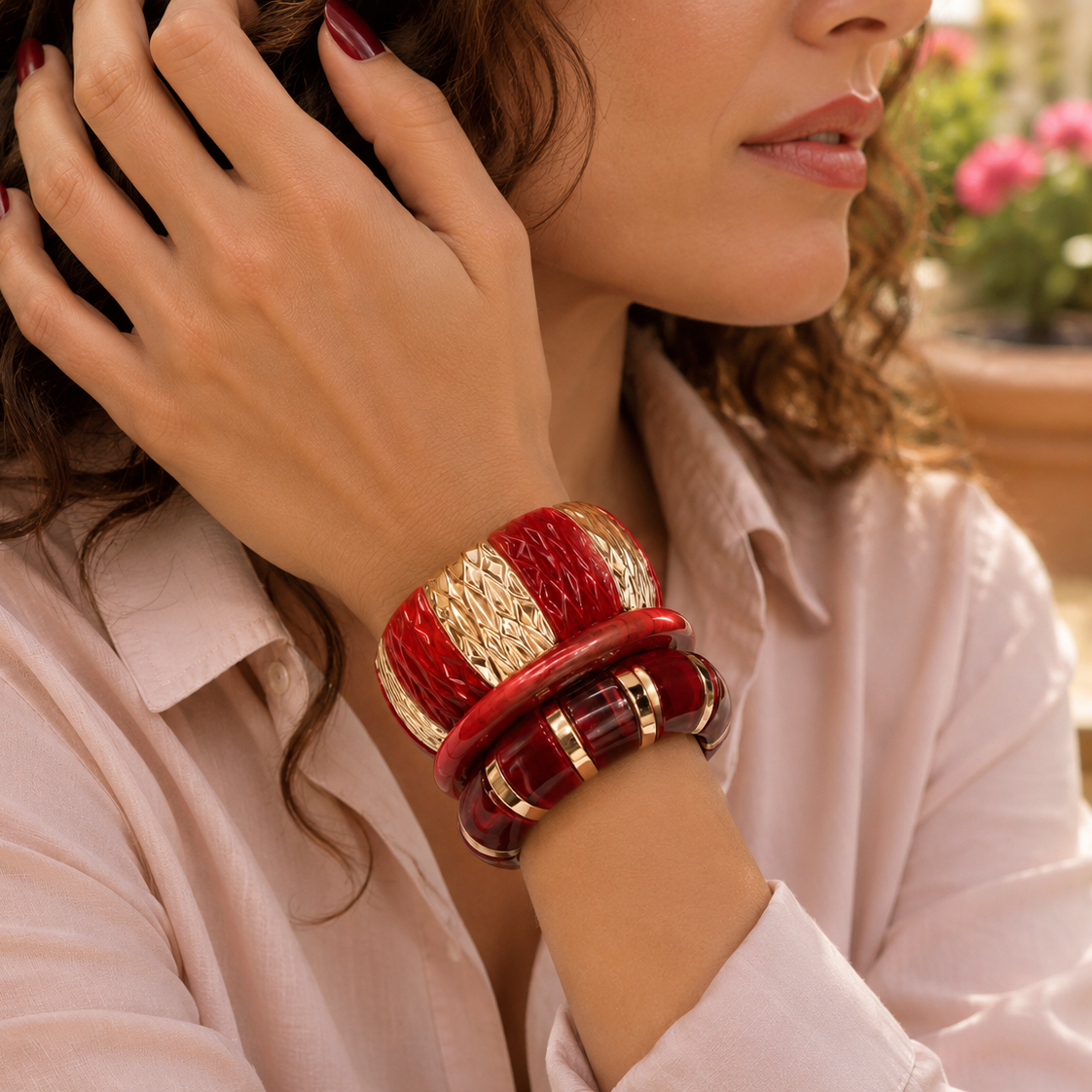 Bracelet rigide en résine brillante porté en accumulation pour créer un style affirmé. Ses formes généreuses apportent du relief au poignet.