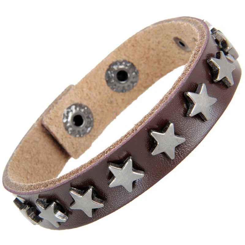 Accessoire rock années 80 rappelant l’esthétique Batcave londonienne.