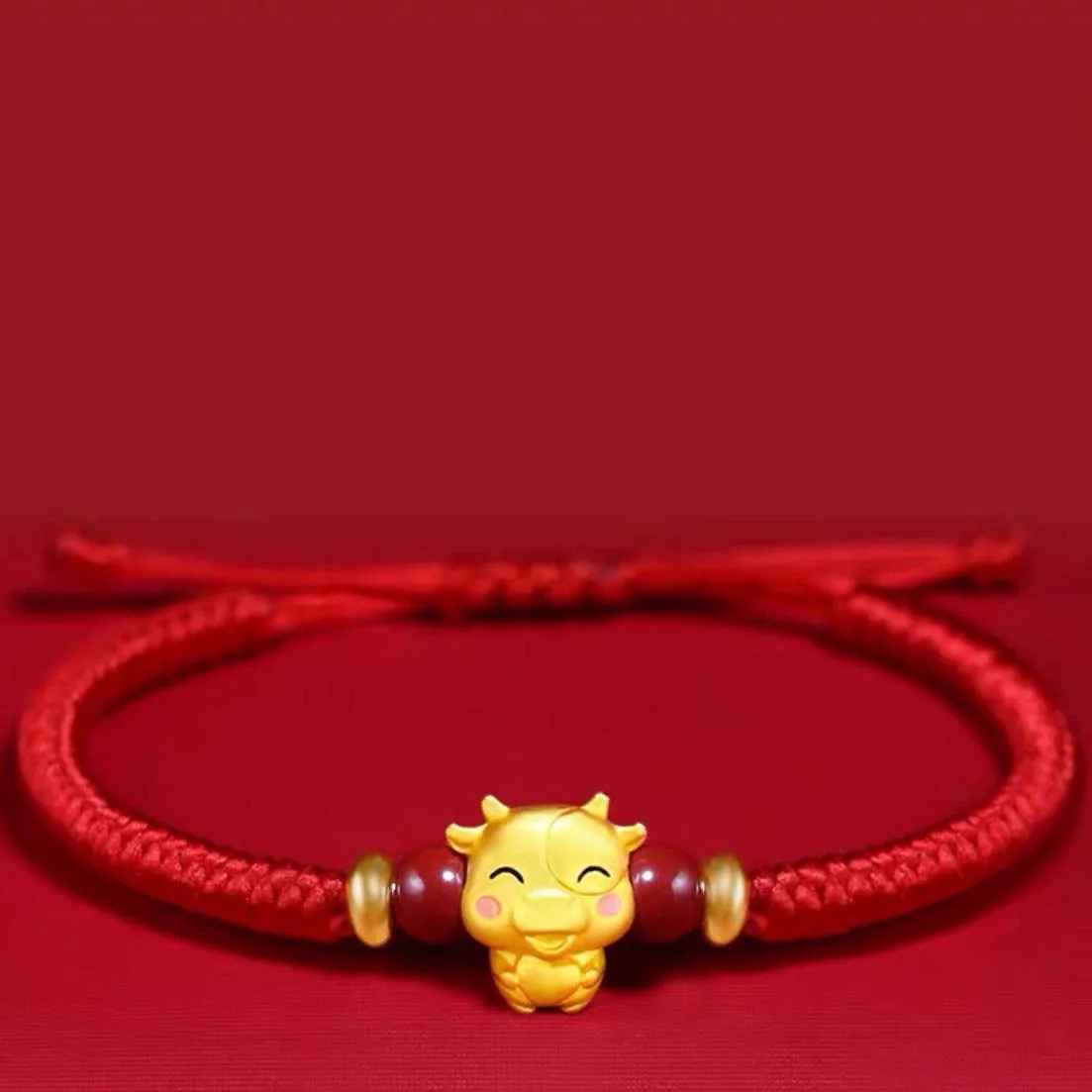 Bracelet signe Buffle à cordon tressé ajustable. Le médaillon animalier apporte une touche symbolique et décorative.