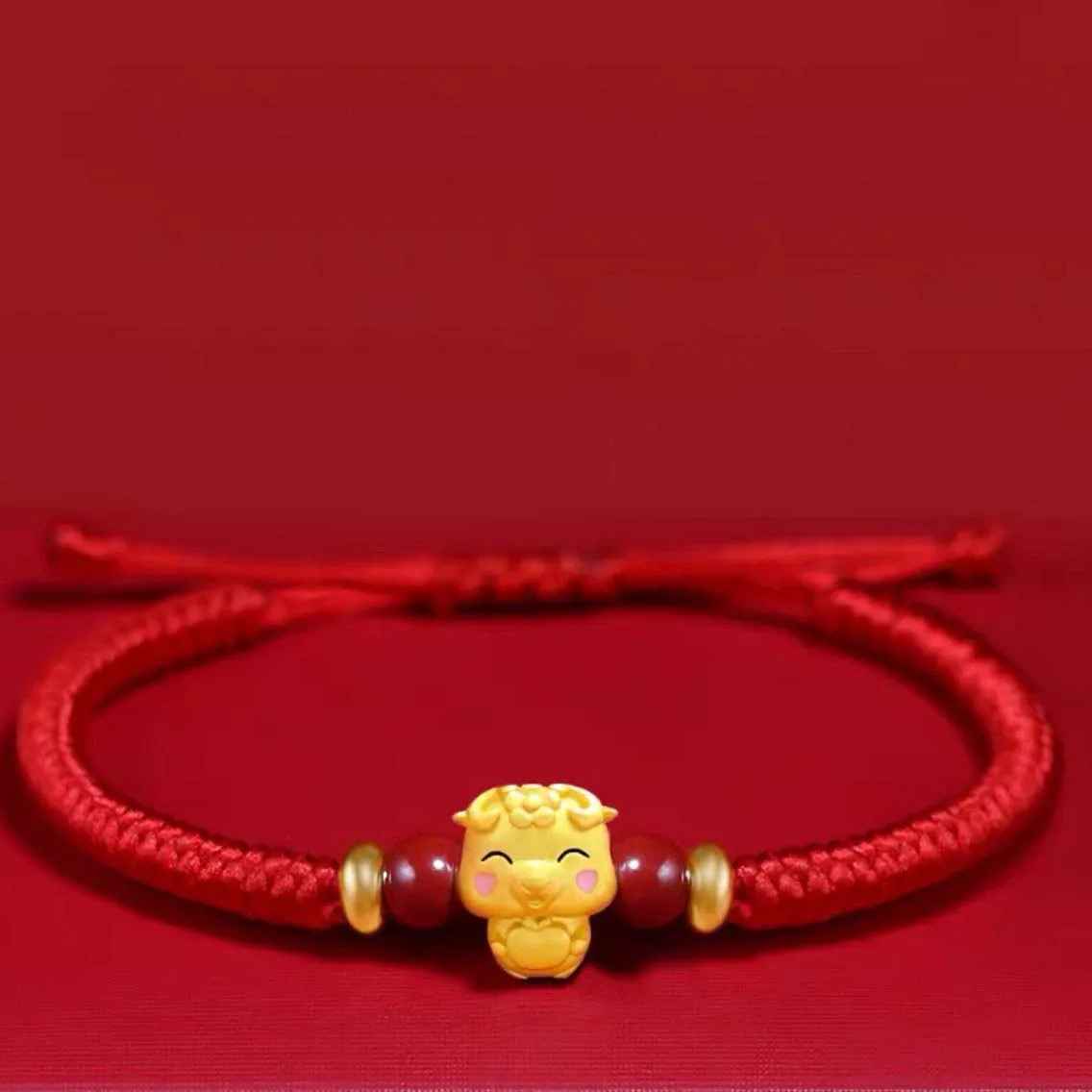 Bracelet signe Chèvre à cordon tressé. Le médaillon doré met en avant l’animal choisi avec une finition décorative.
