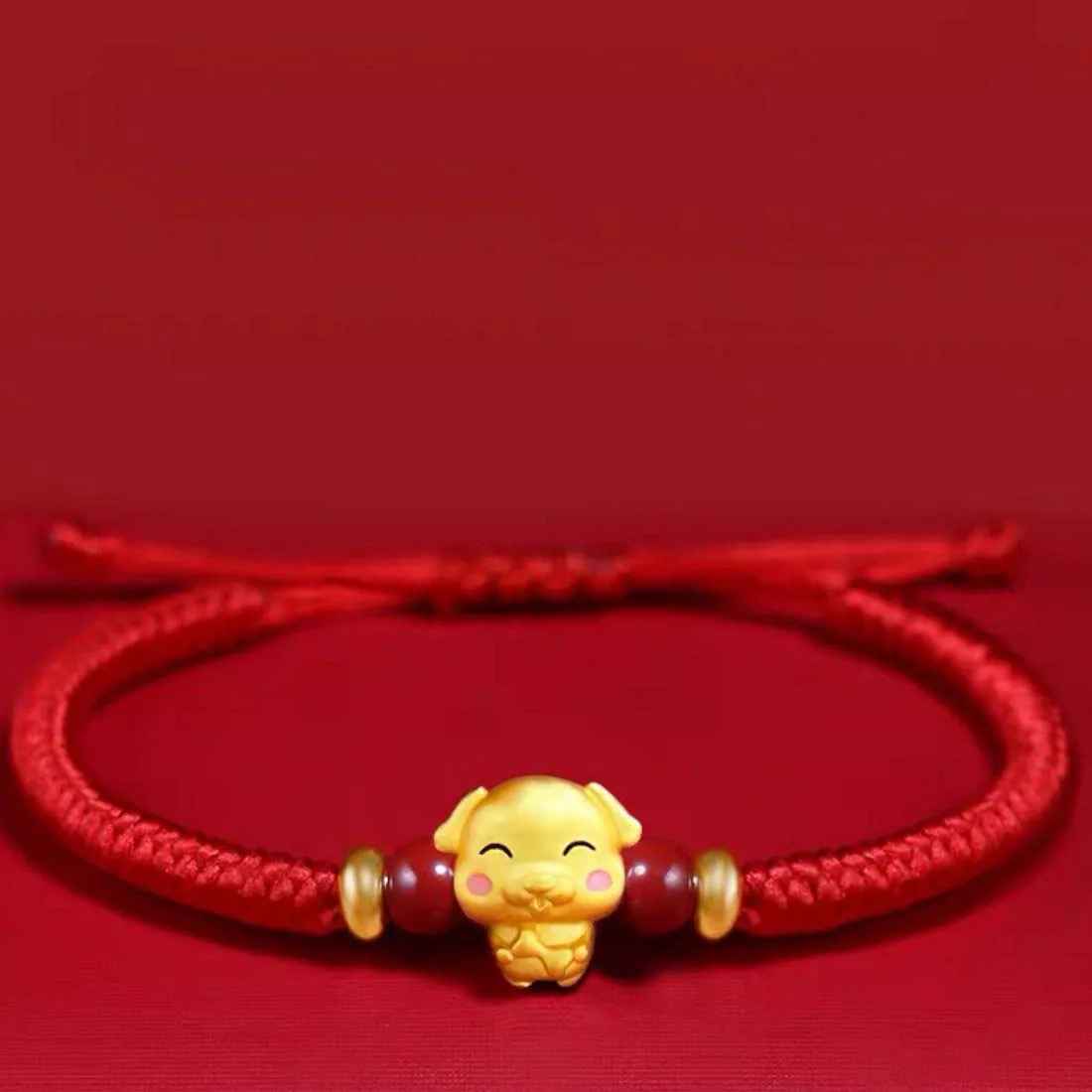 Bracelet signe Chien avec médaillon doré. Le cordon réglable convient à un port souple et confortable.