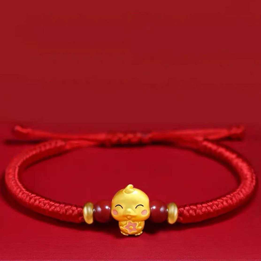 Bracelet signe Coq avec cordon ajustable et perles décoratives. Une variante porte-bonheur au style simple et symbolique.