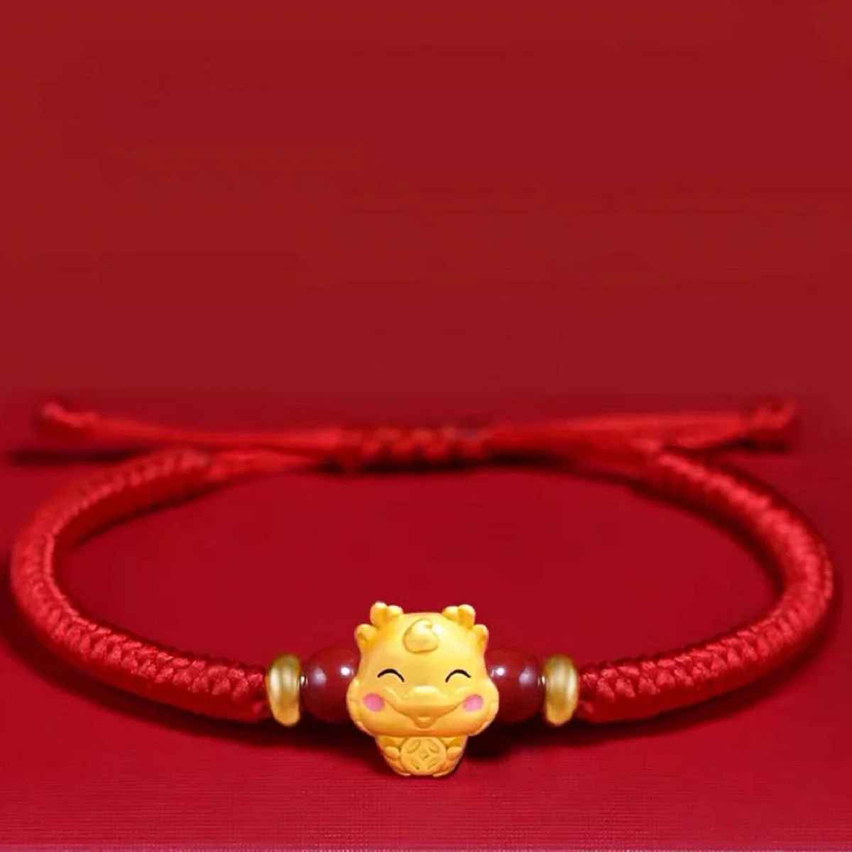 Bracelet signe Dragon inspiré du zodiaque chinois. Le cordon tressé et les perles rouges créent un rendu équilibré.
