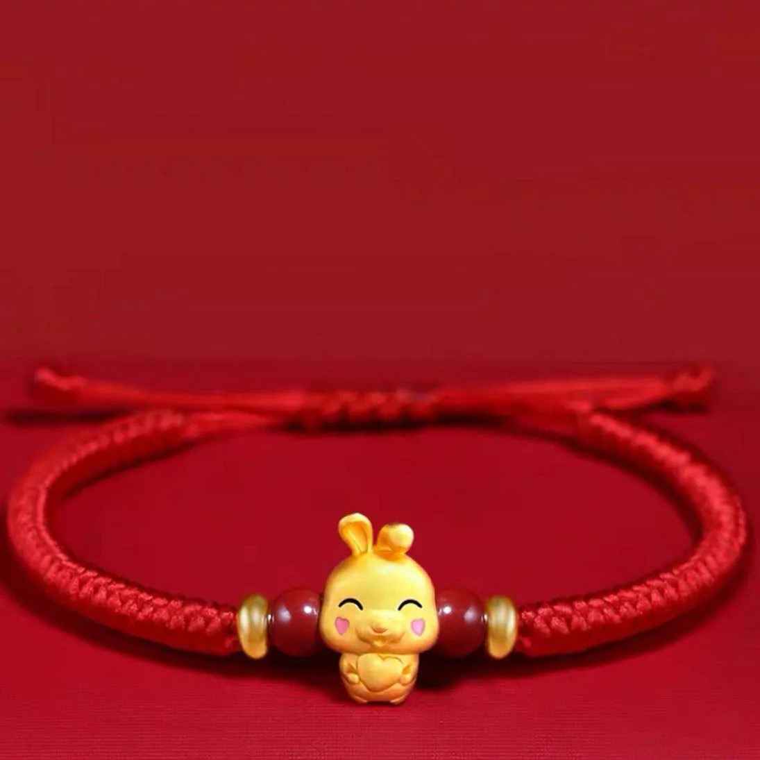 Bracelet signe Lapin avec cordon réglable par glissières. Les détails dorés soulignent le médaillon animalier.
