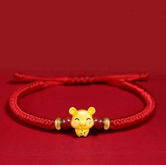 Bracelet signe Rat avec médaillon doré et perles rouges. Une variante personnalisée liée à l’astrologie chinoise.