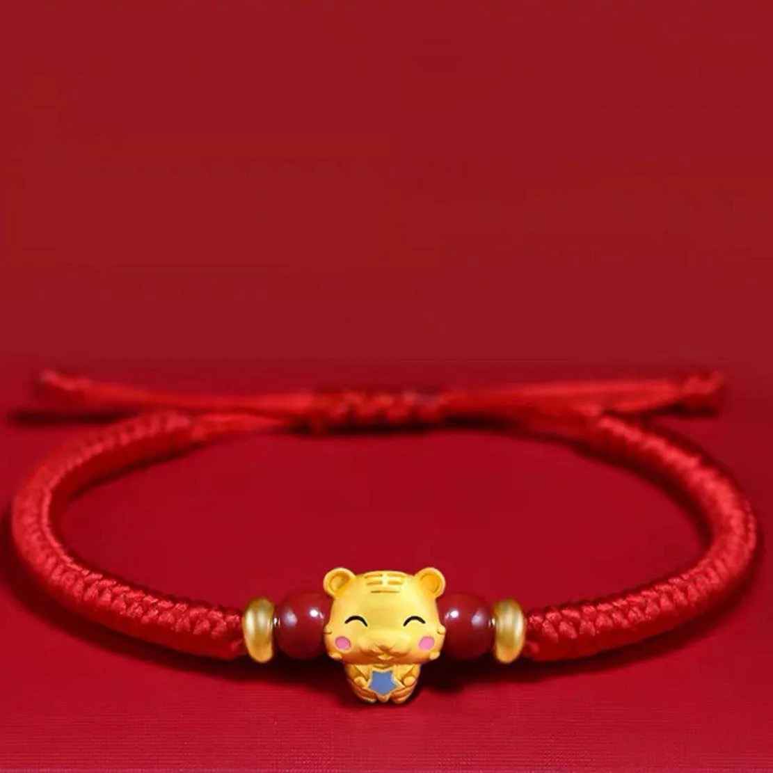 Bracelet signe Tigre avec animal doré central. Un bijou personnalisé pour porter son signe chinois au poignet.