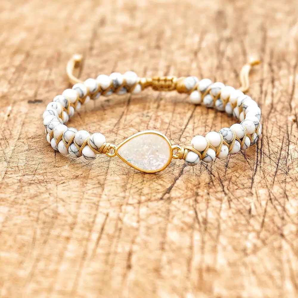 Bracelet artisanal Shamballa, style bohème, confectionné en opale et howlite.