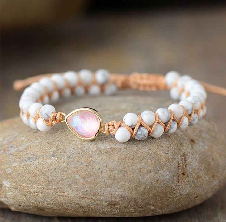 Bracelet Shamballa boho-chic en pierres naturelles howlite et opale, tissé à la main en macramé.