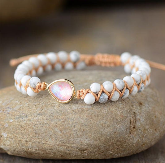 Bracelet Shamballa boho-chic en pierres naturelles howlite et opale, tissé à la main en macramé.