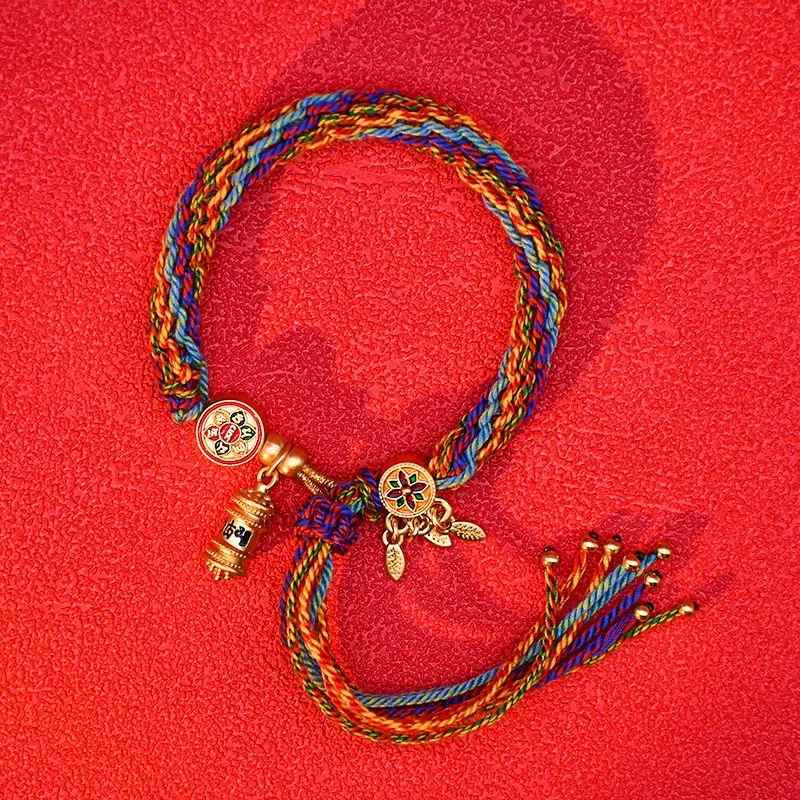 Balance de couleurs symboliques sur cordon tibétain tissé.