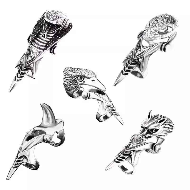 Main ornée d’un squelette métallique avec anneaux de maintien ajustables.