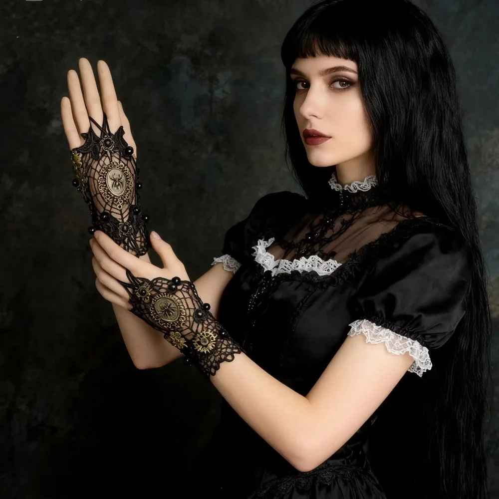 Bracelet steampunk romantique en dentelle noire avec engrenages bronze et médaillon central au motif ancien.