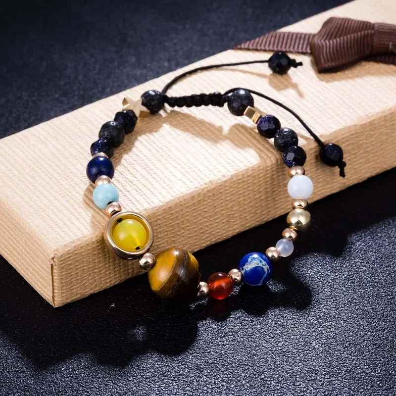 Bracelet représentant le système solaire avec perles colorées en pierres naturelles et fermoir en macramé.