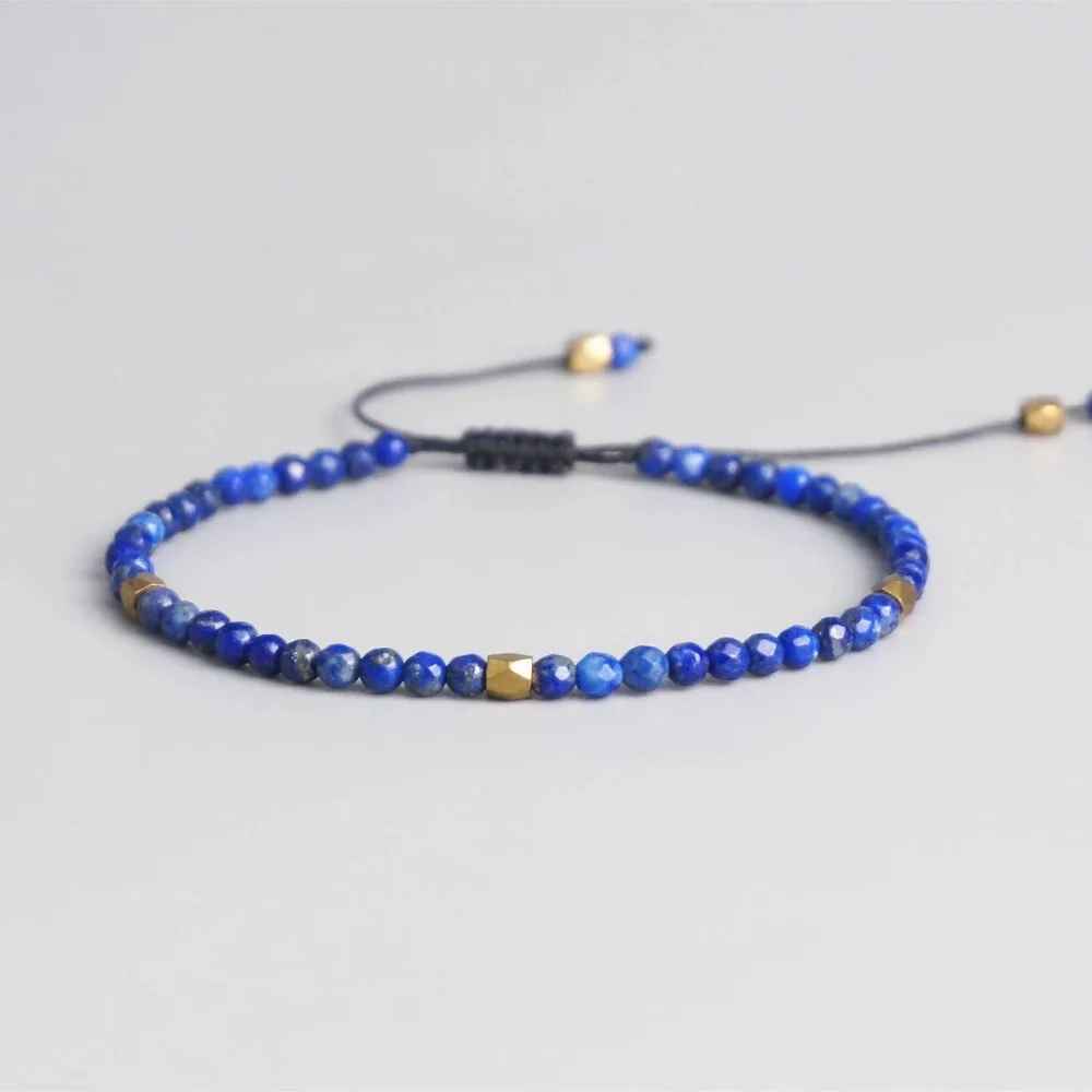 Bracelet ajustable en Lapis Lazuli et macramé avec perles énergétiques.