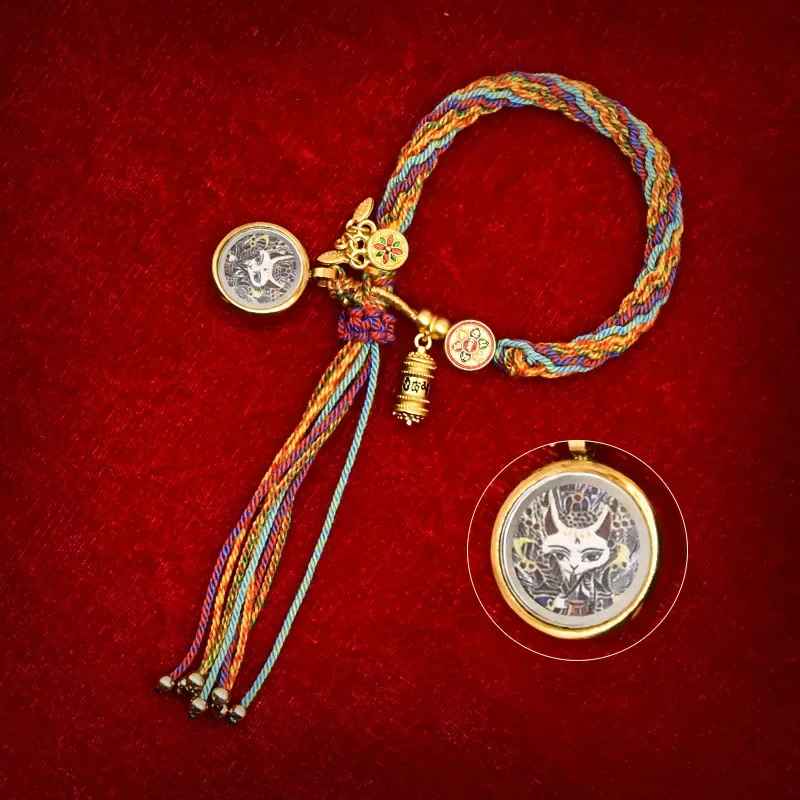 Variation de couleurs tibétaines sur un cordon tressé à la main.