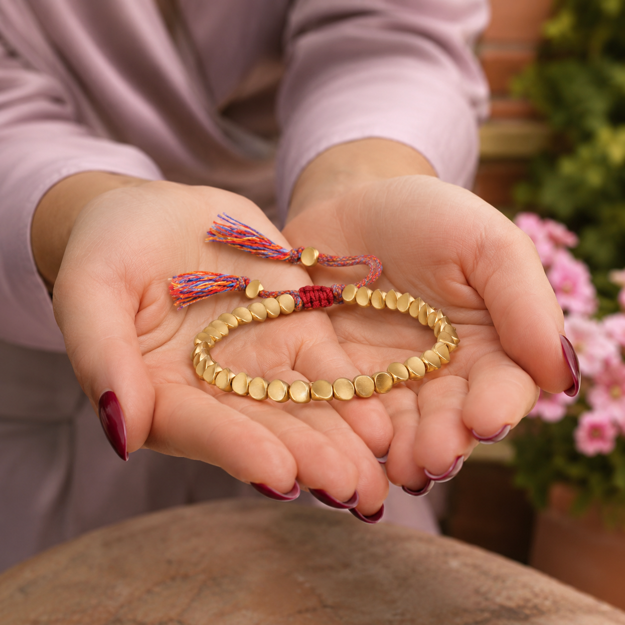 Bracelet tibétain en cuivre doré avec cordon macramé ajustable, pensé comme un bijou porte-bonheur au style spirituel et raffiné.