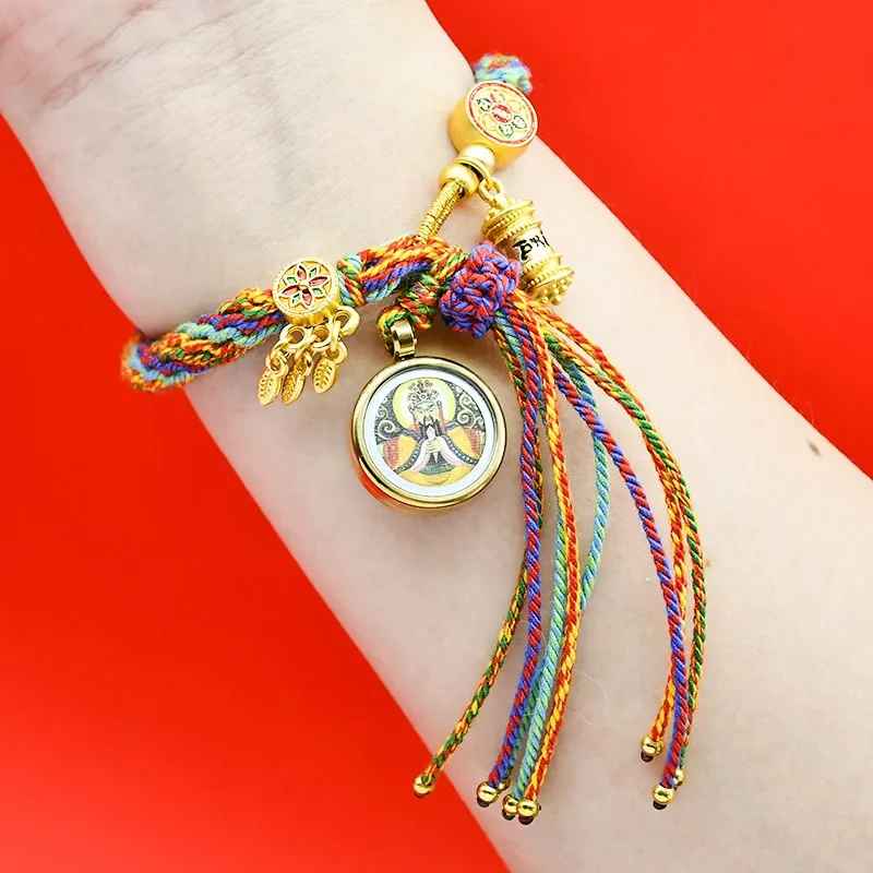 Cordon coloré décoré d’un petit pendentif gravé d’un mantra protecteur.