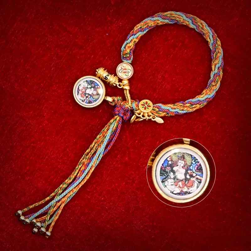 Association de fils rouges, bleus et jaunes pour un style énergétique.