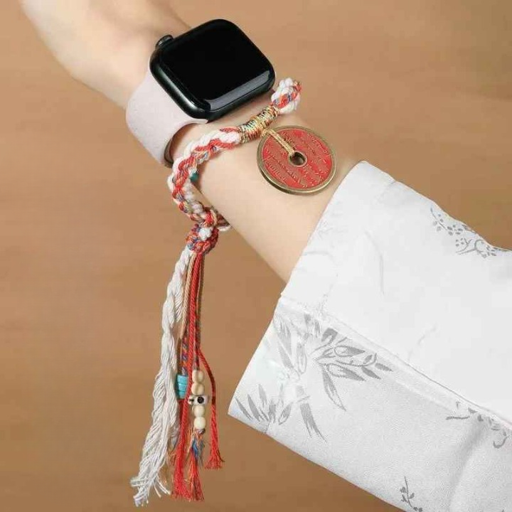 Détail des cordons tressés multicolores et perles décoratives.