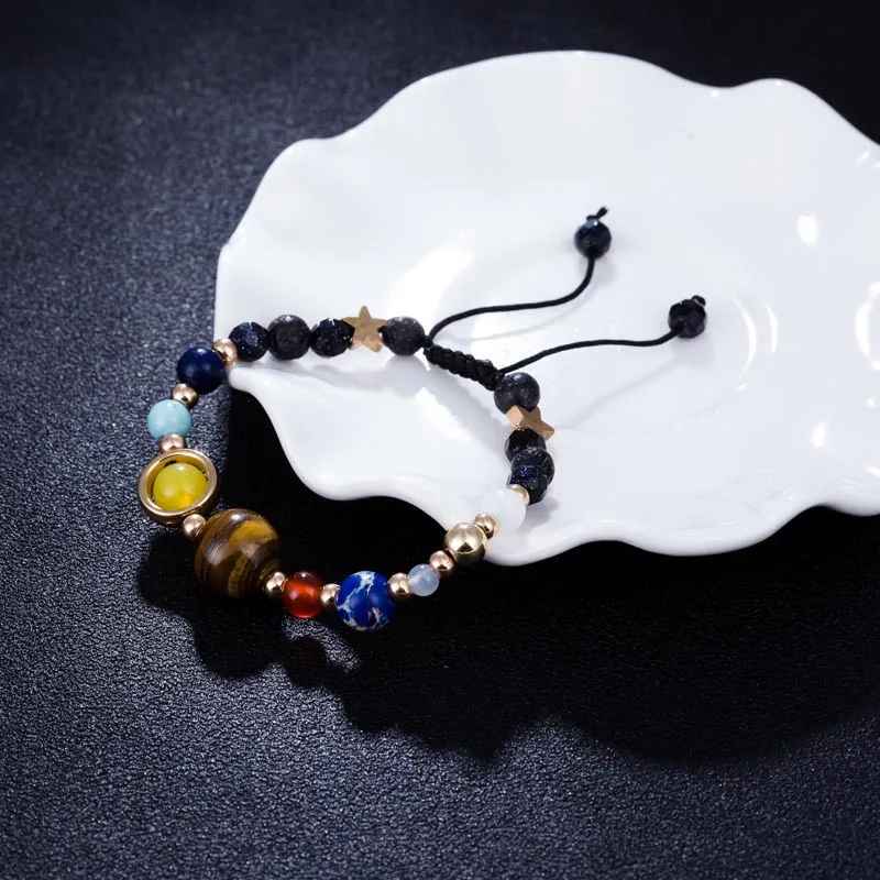 Bracelet artisanal composé de pierres naturelles colorées évoquant l’univers et les planètes.