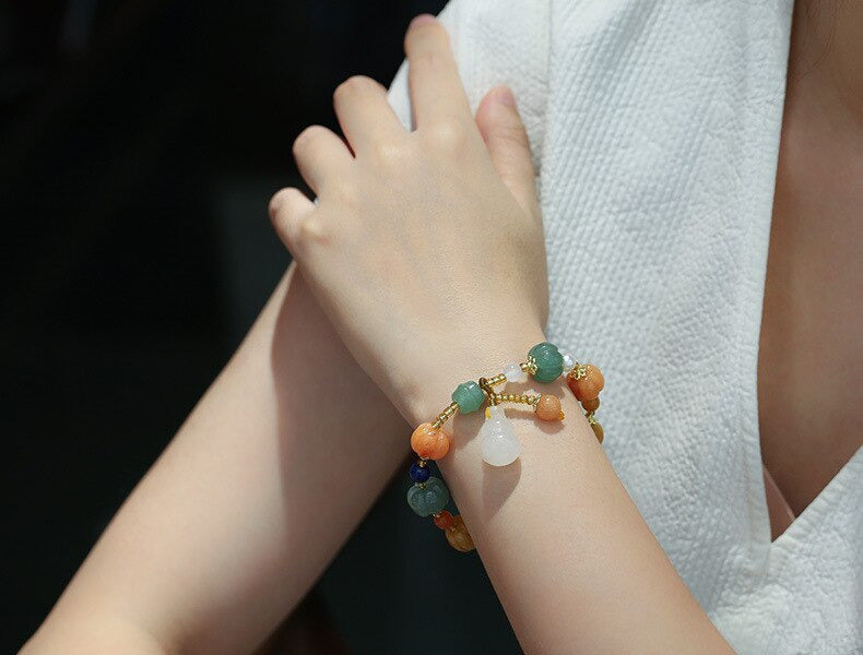 Bijou Feng Shui en pierre verte, orné de citrouilles et d’une gourde Wu Lou pour la chance.