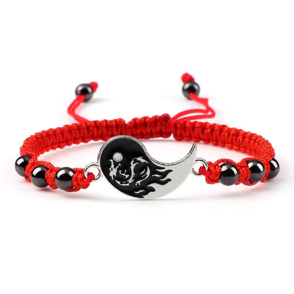 Gravure style dragon sur le motif Yin Yang, évoquant une force maîtrisée et calme.